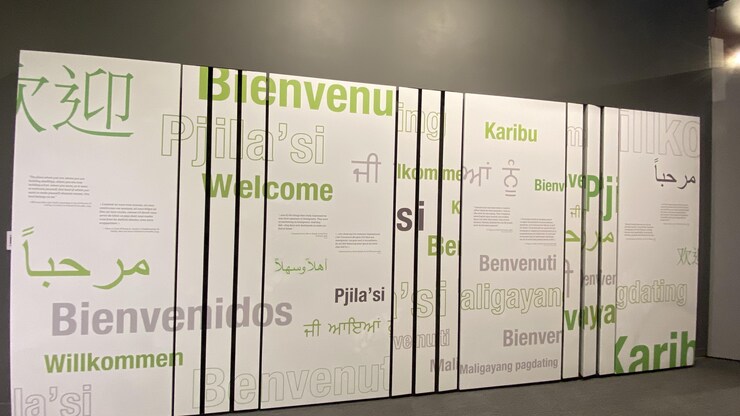 ملصق عليه كتابات بعدة لغات.