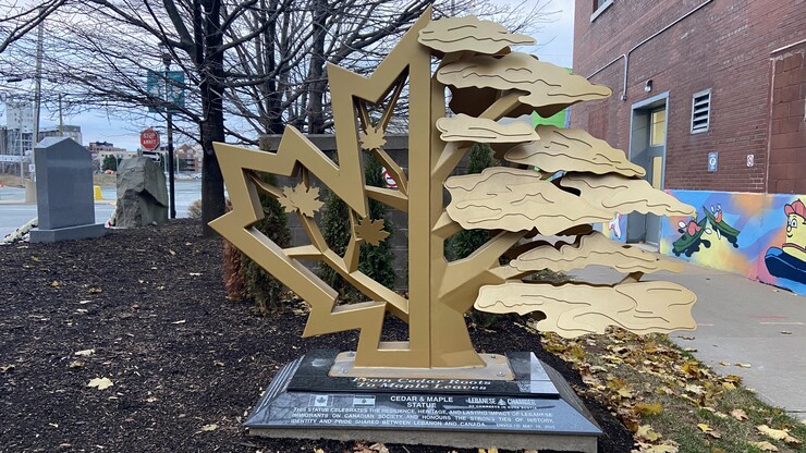 تمثال في شكل ورقة القيقب وشجرة الأرز.