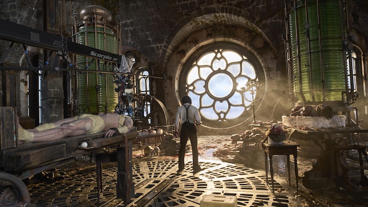 Une image du film où l'on voit Frankenstein de dos dans son laboratoire.