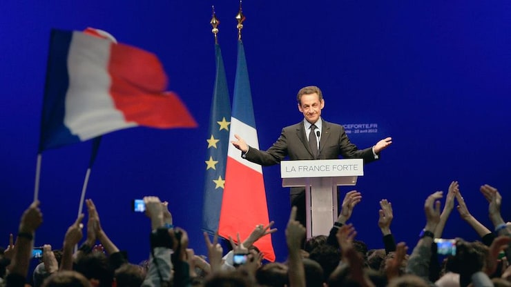 Nicolas Sarkozy lors de l'élection présidentielle de 2012 prononce un discours devant une foule.