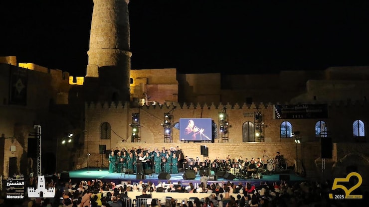 ’’كورال التراث الشرقي في كندا‘‘ خلال مشاركته في الدورة 52 لمهرجان المنستير الدولي في تونس في 8 آب /أغسطس 2025.