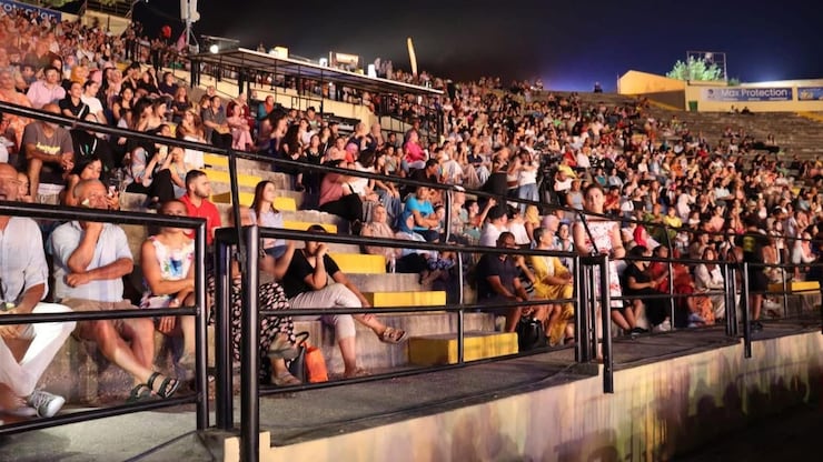 الحضور في المدرجات خلال تقديم ’’كورال التراث الشرقي‘‘ وصلته ضمن فعاليات الدورة 42 لمهرجان بنزرت الدولي في تونس في شهر آب /أغسطس الماضي.