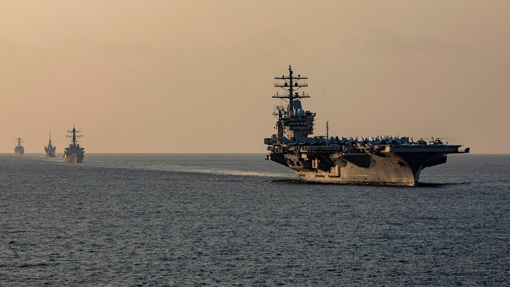 军舰正在霍尔木兹海峡进行巡逻。