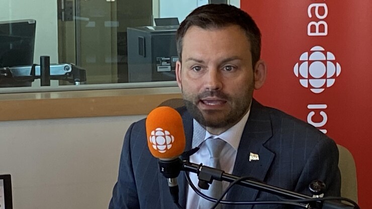  زعيم الحزب الكيبيكي بول سان بيار بلاموندون خلال مقابلة إذاعية مع راديو كندا.