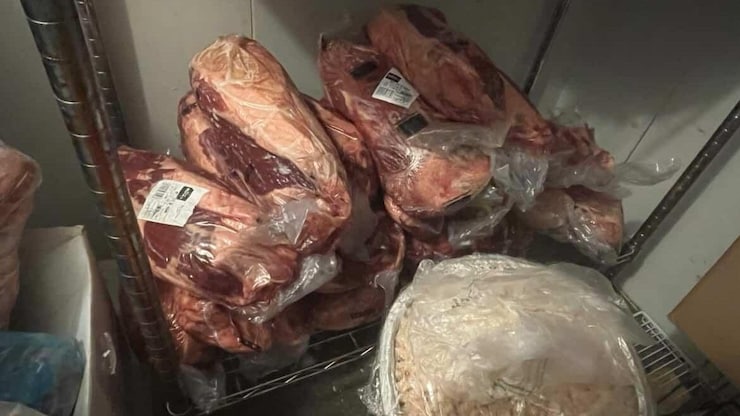大量牛肉。