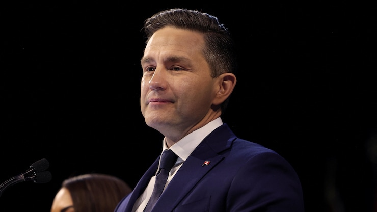 زعيم حزب المحافظين الكندي بيار بواليافر ملقياً خطاباً أمس أمام مناصريه بعد أن تأكد له احتفاظ الليبراليين بالسلطة.