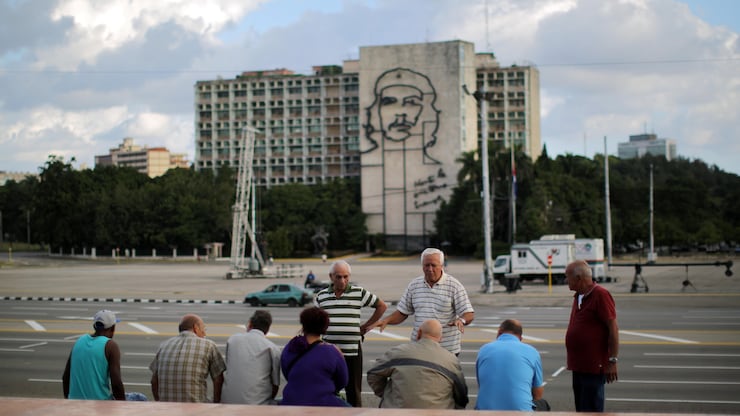 ساحة الثورة في العاصمة الكوبية هافانا بعد يوميْن على وفاة الزعيم الكوبي التاريخي فيديل كاسترو في نيسان (أبريل) 2011، وتبدو صورة حديدية ضخمة للثائر الأسطوري تشي غيفارا على مبنى وزارة الداخلية.