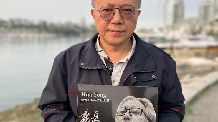 李建峰拿着纪念牌。