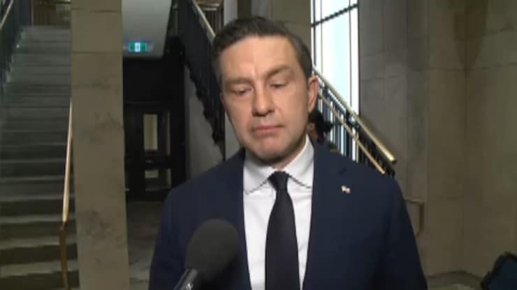 زعيم حزب المحافظين الكندي بيار بواليفر متحدثاً اليوم هو الآخر إلى الصحفيين في مبنى البرلمان في أوتاوا عن حادث إطلاق النار الجماعي في تامبلر ريدج أمس.