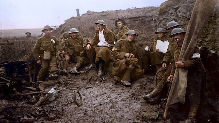 士兵躲在一座碉堡后尋求庇護。