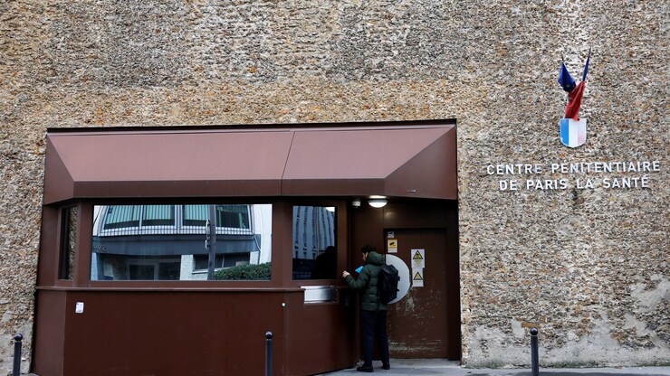 Vue extérieure de la prison de la Santé à Paris.