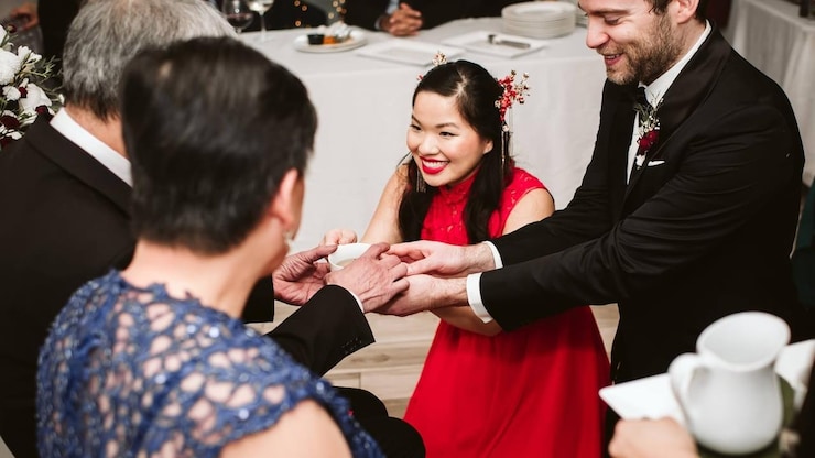 婚宴上新人向父母敬茶。