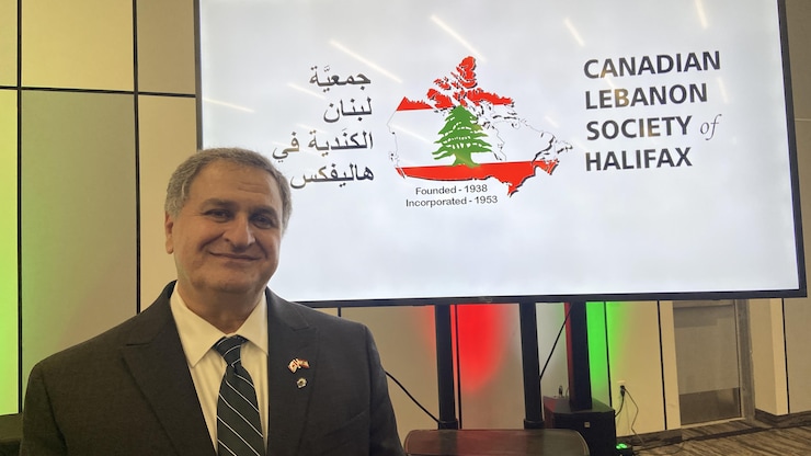 رجل أمام شاشة عرض.