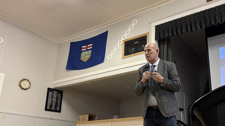 رجل الأعمال ميتش سيلفستر يلقي كلمة خلال الشهر الجاري حول مشروع استقلال ألبرتا.