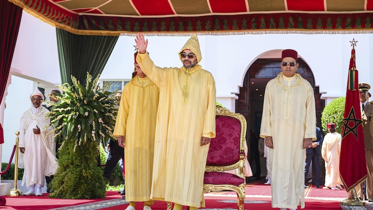 العاهل المغربي، الملك محمد السادس، محيياً مواطنيه (لا يظهرون في الصورة).