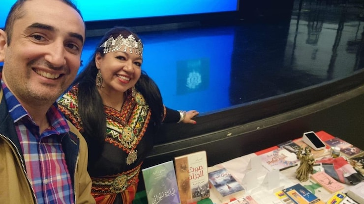 رجل وامرأة أمام كتب.