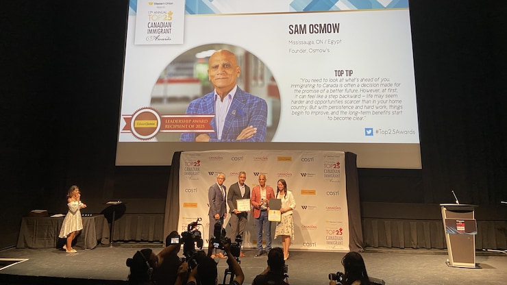 أشخاص على خشبة مسرح.