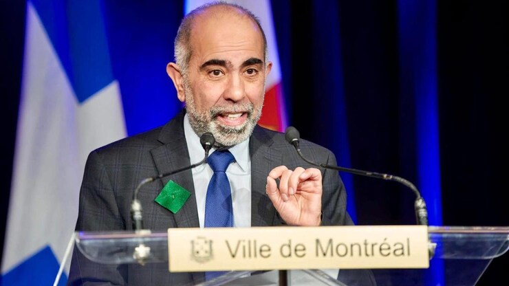 رجل يقف خلف منبر.