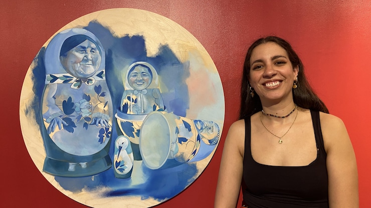 امرأة أمام لوحة لرسم.