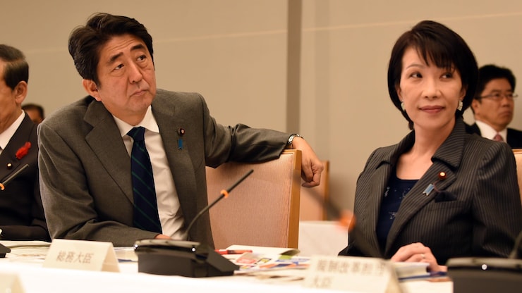 日本已故前首相安倍晋三（Shinzo Abe）和高市早苗（Sanae Takaichi）。