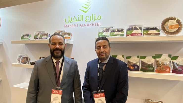 رحلان في كشك عرض.