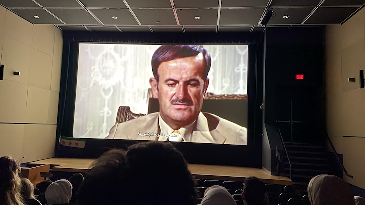أشخاص في قاعة عرض.
