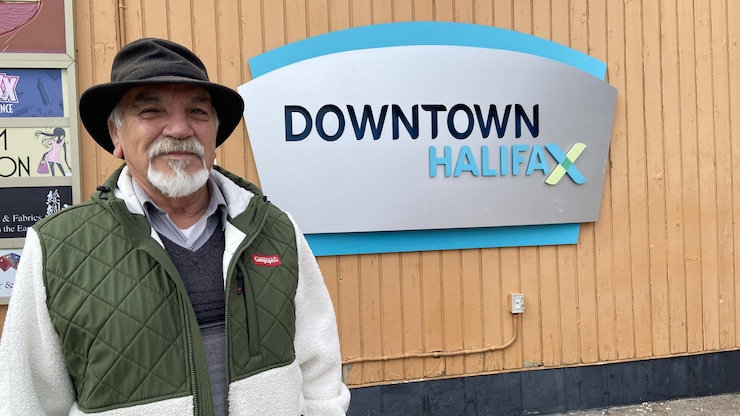 رجل أمام إشارة.