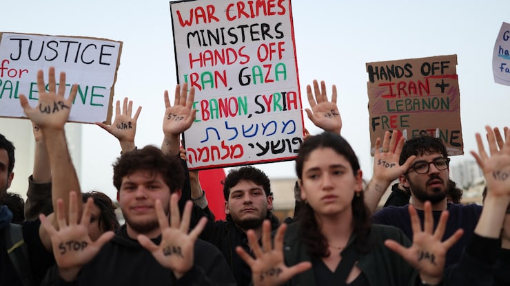 Manifestantes israelíes condenan la guerra lanzada por Estados Unidos e Israel contra Irán.