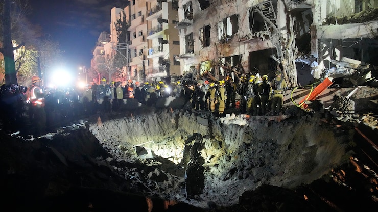 Los equipos de rescate trabajan en los escombros de un edificio alcanzado por un misil iraní en Tel Aviv, el 1 de marzo de 2026.