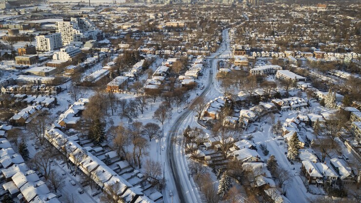 Tempête à Toronto : la Ville commencera à enlever la neige au plus tôt ...