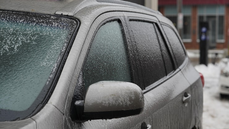 مطر متجمد على إحدى السيارات.