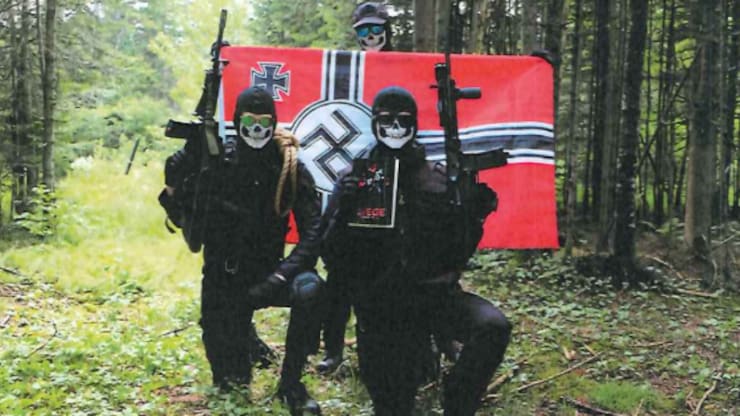 Tres miembros de la División Atomwaffen.