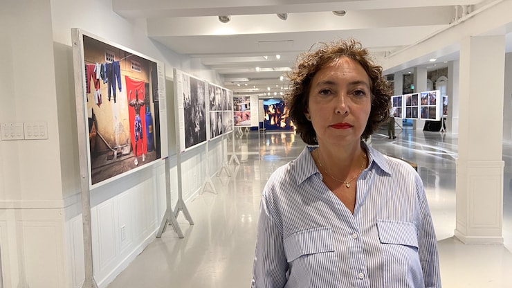 امرأة داخل قاعة.