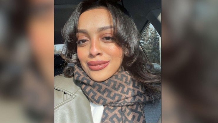 صورة مقربة لامرأة داخل سيارة.