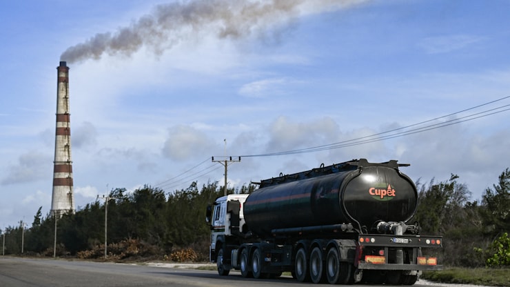 Un camión cisterna se dirige hacia una central eléctrica en Cuba.