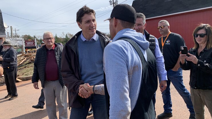 Justin Trudeau à la rencontre des sinistrés madelinots | Radio-Canada.ca