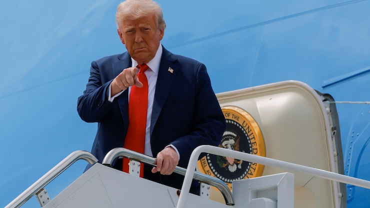 特朗普走出飛机。