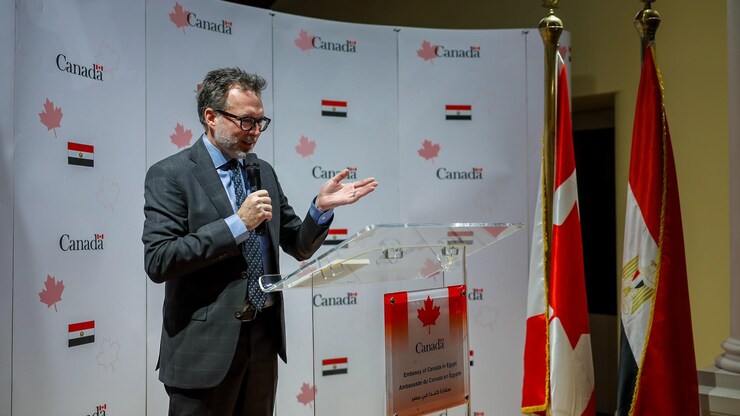 رجل يتكلّم في ميكروفون.