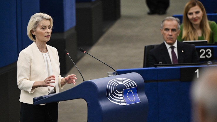 La presidenta de la Comisión Europea, Ursula von der Leyen, pronuncia un discurso junto al primer ministro de Canadá, Mark Carney.