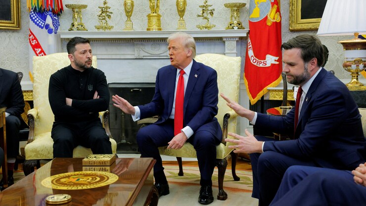 لقطة من اللقاء العاصف بعد ظهر أمس في البيت الأبيض بين الرئيس الأميركي دونالد ترامب (في والوسط) ونائبه جاي دي فانس (الجهة اليمنى من الصورة) من جهة، والرئيس الأوكراني فولوديمير زيلينسكي من جهة أُخرى.