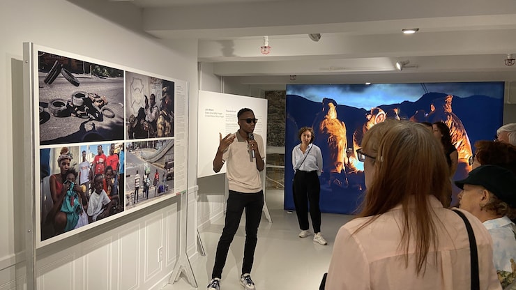 رجل أمام أشخاص في قاعة.