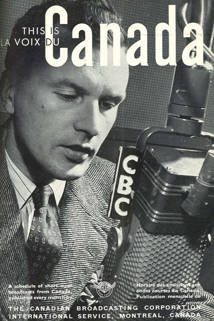 Photo d'archives d'un mag avec un homme qui parle au micro de CBC.