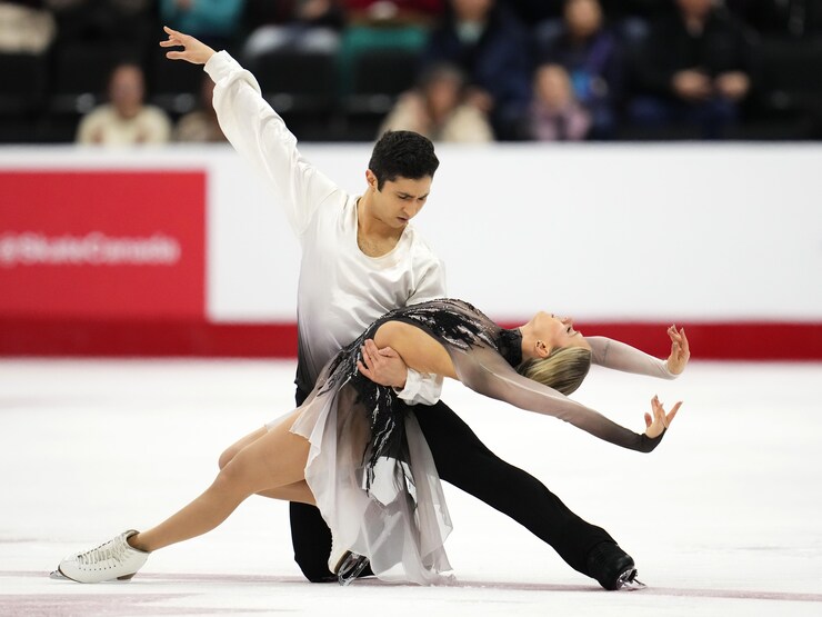 رجل وامرأة على الجليد.