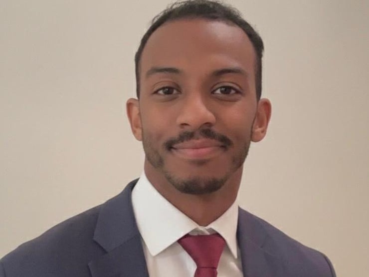 صورة مقربة لرَجلٍ.