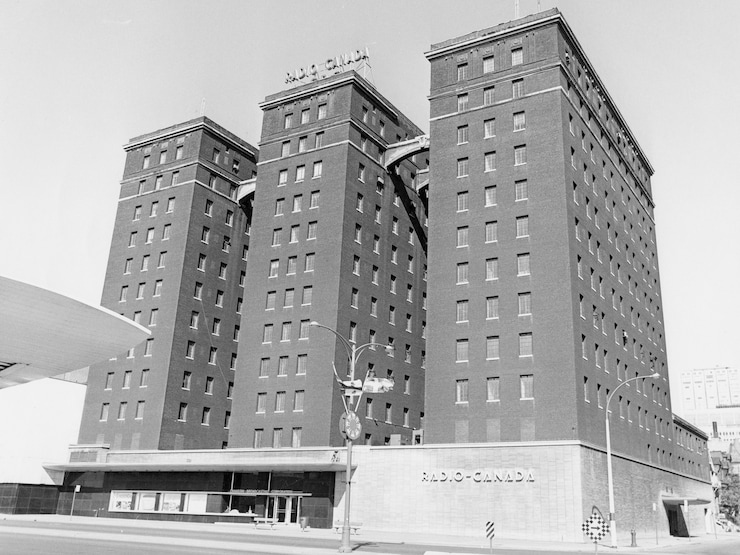 Une photograph d'archives en noir et blanc montre le bâtiment d'une dizaine d'étages dans les années 1940.