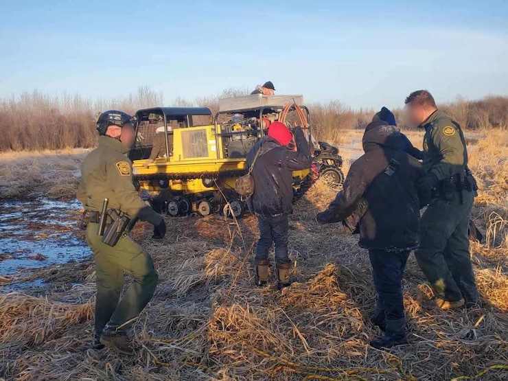 9 people rescued near Manitoba border were part of human smuggling ...