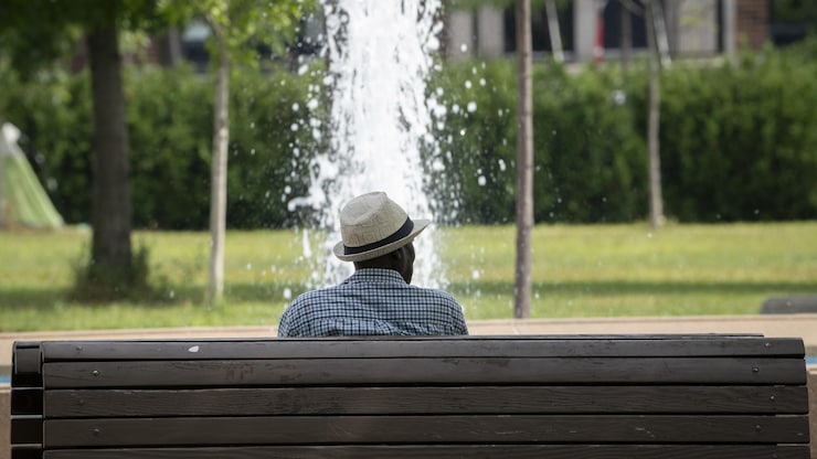 In 1986, the average age people got married was around 25, while in 2020, the average couple got married at 31.