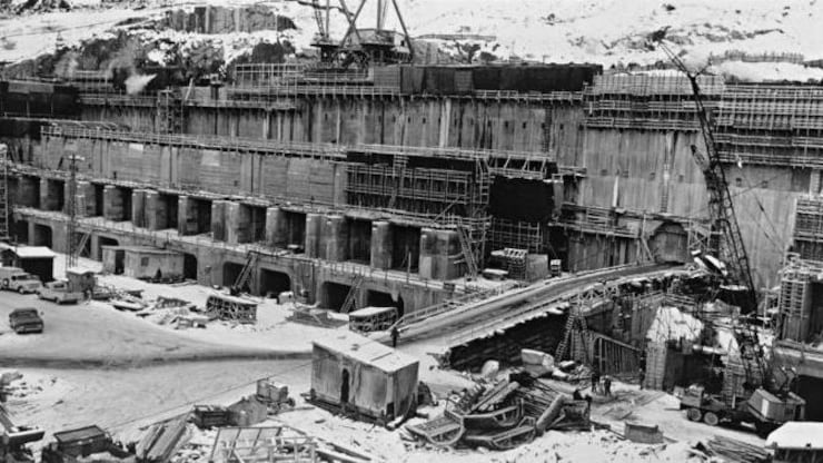 La photo en noir et blanc montre une structure en béton.