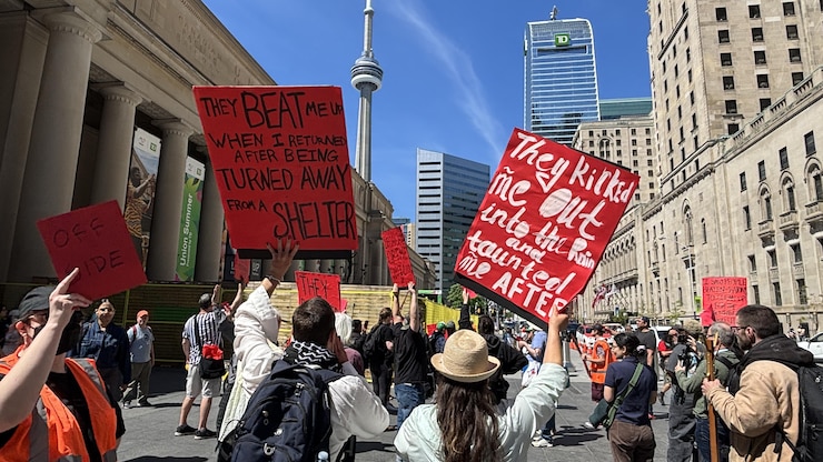 Le Syndicat des personnes mal logées et sans-abri de Toronto s'est mobilisé à l'approche de la Coupe du monde de la FIFA. 