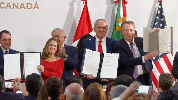 左起：加拿大副总理方慧兰、墨西哥北美事务副部长塞亚德（Jesús Seade）和美国贸易代表莱特希泽在（Robert Lighthizer）在《加美墨协定》签署后自豪地合影。